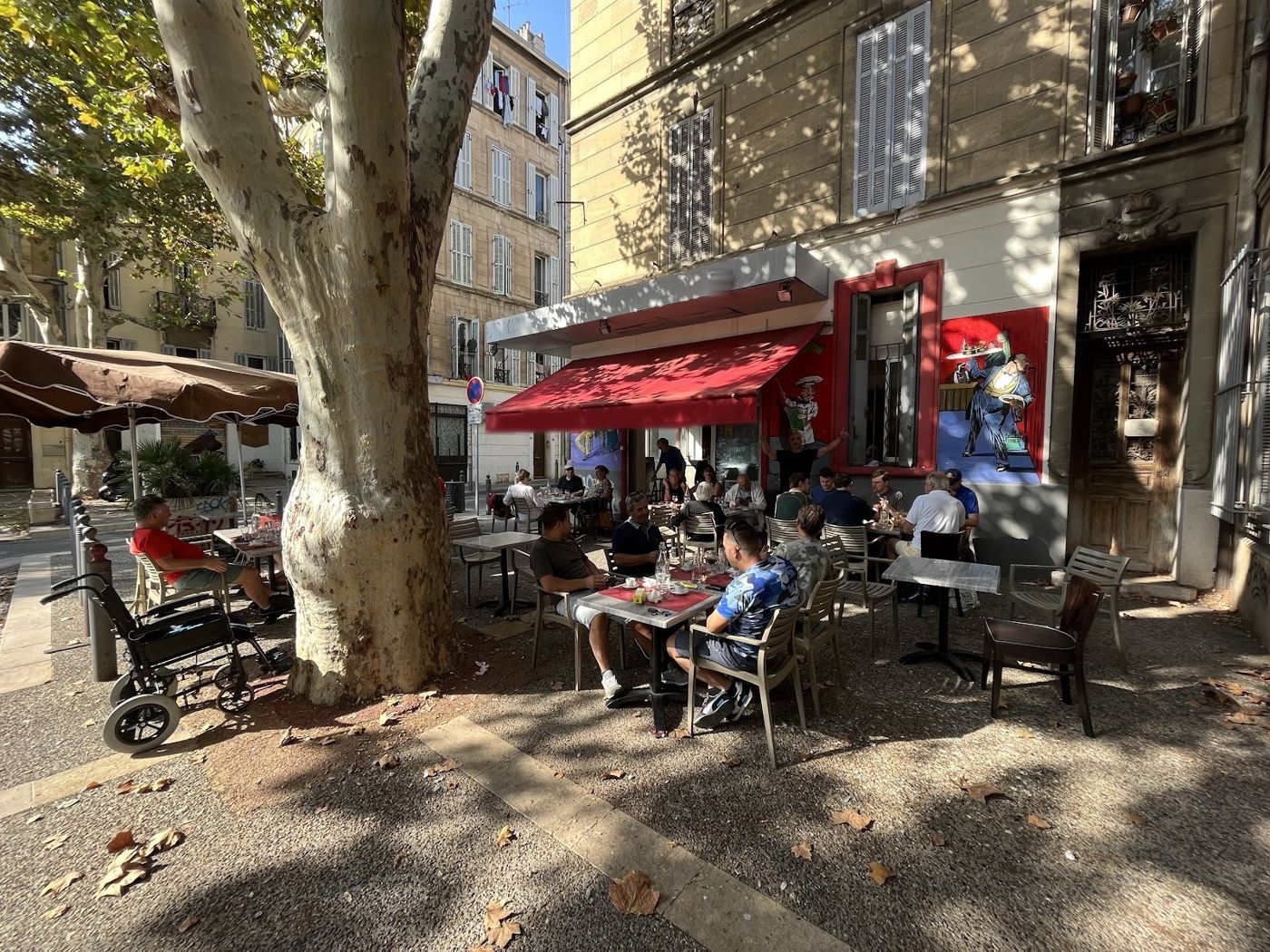 La terrasse sous les platanes, rue Brandis, à l'heure du déjeuner